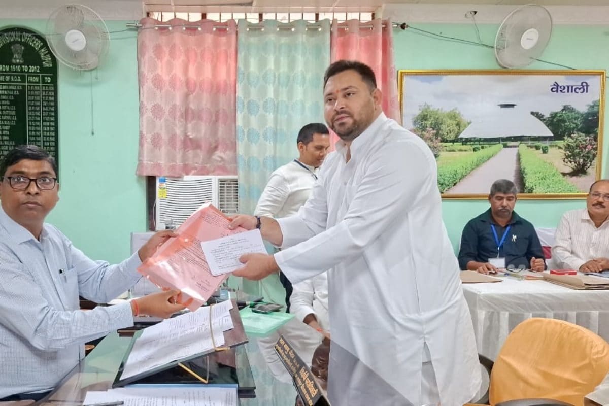 राघोपुर में 'पावर शो'! तेजस्वी यादव ने भरा नामांकन, लालू-राबड़ी भी रहे साथ, देखें VIDEO