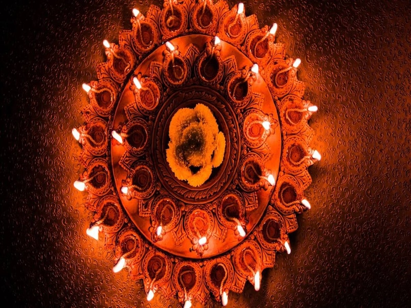 ভূত চতুর্দশীর দিন বাড়িতে কাঁচের ভাঙা জিনিস না রাখাই ভাল৷ বিশেষত, ভাঙ্গা বা ফেটে যাওয়া আয়নায় মুখ দেখা উচিত নয়। কারণ এগুলিও অশুভ শক্তির লক্ষণ। ভূত চতুর্দশীর দিন বাড়িতে কাঁচের ভাঙা জিনিস না রাখাই ভাল৷ বিশেষত, ভাঙ্গা বা ফেটে যাওয়া আয়নায় মুখ দেখা উচিত নয়। কারণ এগুলিও অশুভ শক্তির লক্ষণ।