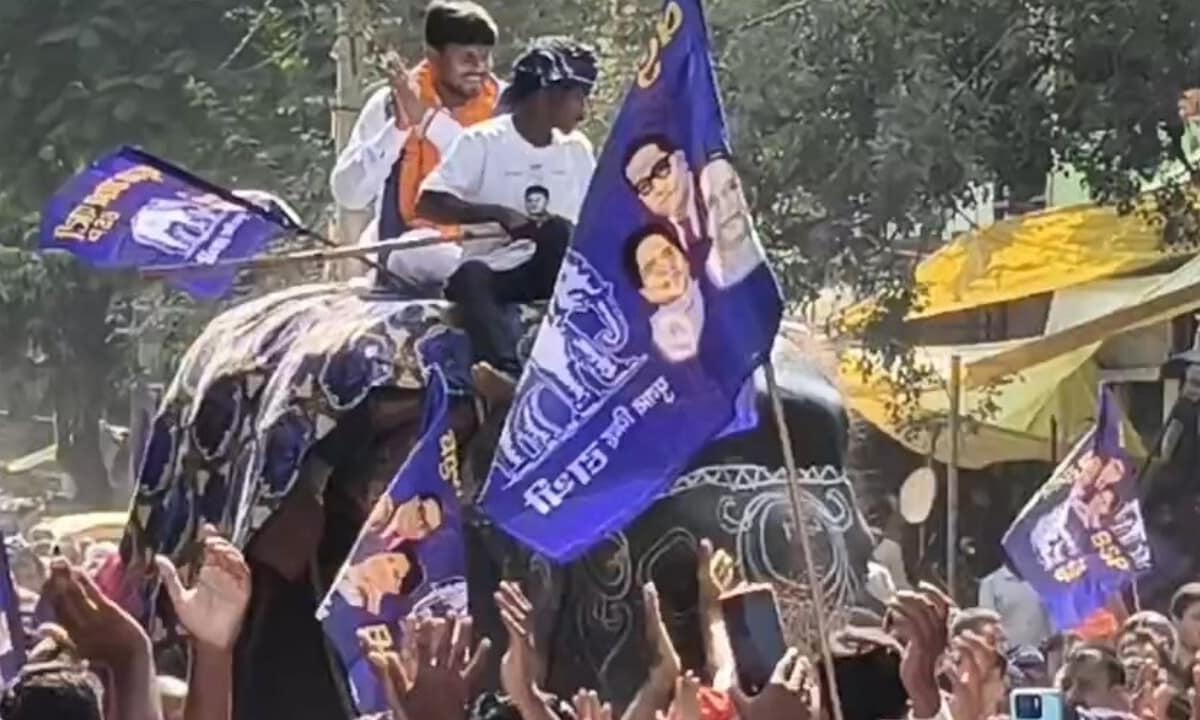 नेता आए स्टाइल में...कोई हाथी पर महाराजा तो कोई झाड़ू लेकर मिस्टर सफाई..देखिए नामांकन का नया ट्रेंड