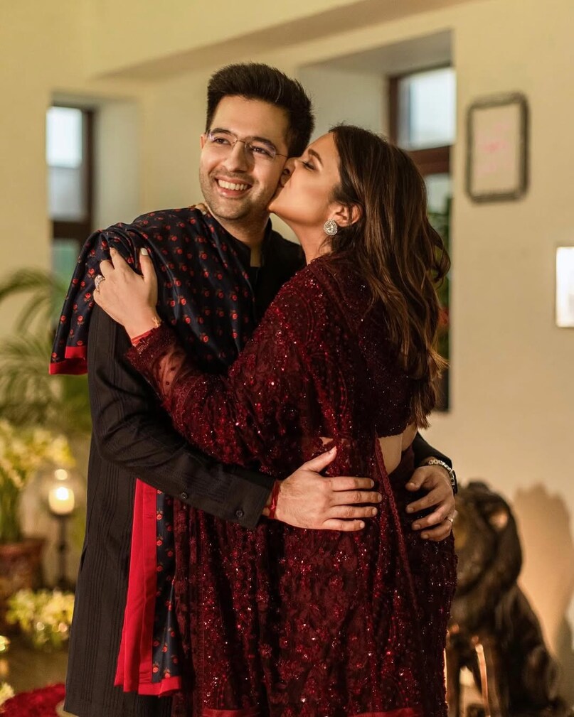 The conversation and behavior of Raghav impressed Parineeti, and in her heart, she knew he was the one for her. Unaware of who Raghav was, Parineeti came back home and Googled him. After learning that he was single, Parineeti told herself, "Byah Toh Main Inaali Karangi (I will marry this man only)."