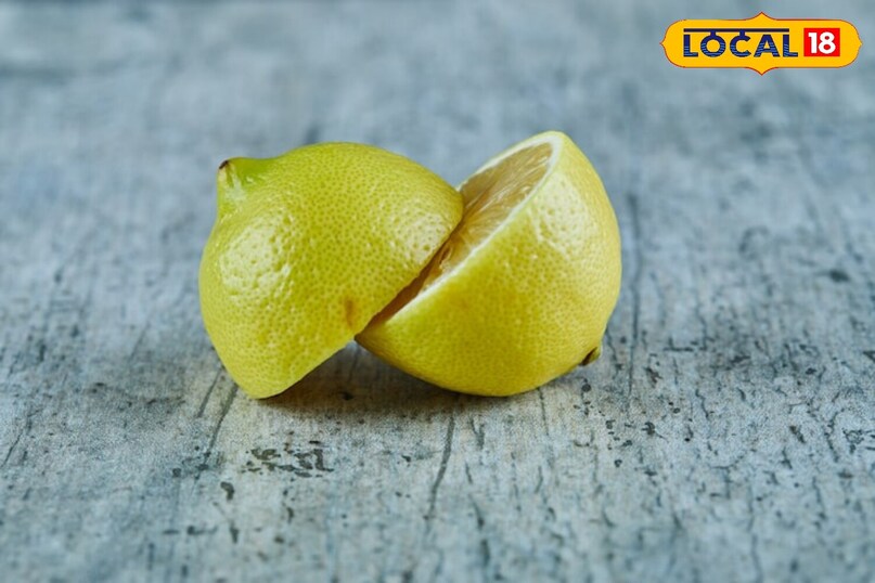 If you do not have this facility, you can also use lemon for domestic use to clean the tank. For this, you will have to prepare a solution of lemon juice and salt in hot water. And after this, you will have to moisten a wet cloth in the solution and clean the tank with the same cloth. This will also clean the algae stuck in the tank.