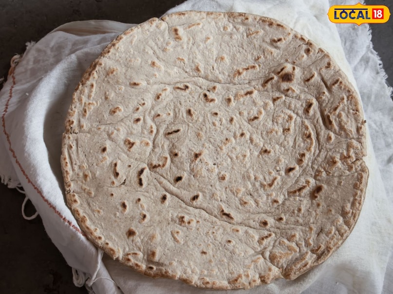 याशिवाय ज्वारीमध्ये फायबरचे प्रमाण देखील चांगले असते. फायबरमुळे पोट दीर्घकाळ भरलेले राहते आणि तुमची पचनक्रिया सुरळीत राहते. यामुळे वारंवार भूक लागत नाही आणि आपोआपच कॅलरीचे सेवन कमी होते, जे वजन नियंत्रणात ठेवण्यासाठी महत्त्वाचे आहे.