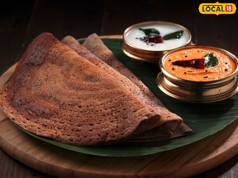 विशेष म्हणजे नाचणीमध्ये ज्वारीपेक्षाही थोडे जास्त फायबर असते. हे फायबर पोटात गेल्यावर व्हॉल्यूम वाढवते. यामुळे तुम्हाला खूप जास्त काळ पोट भरल्यासारखे वाटते. अशा प्रकारे ज्वारी आणि नाचणी या दोन्ही पिठांच्या भाकरी तुमच्या वजन नियंत्रणाच्या प्रवासात अत्यंत उपयुक्त आणि पौष्टिक ठरतील.