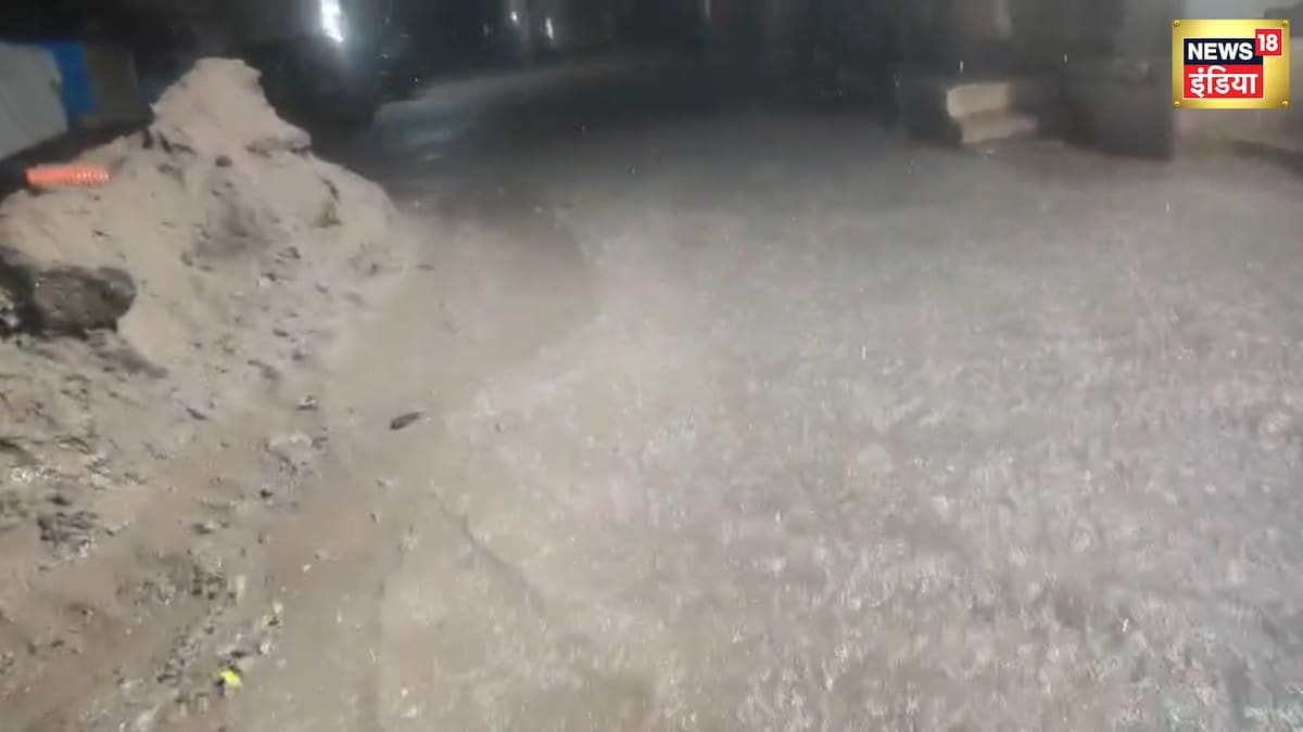 Rain Video: अरब सागर में बिगड़ा मौसम, आधी रात में जमकर हुई बेमौसम बारिश, पानी में डूबीं सड़कें