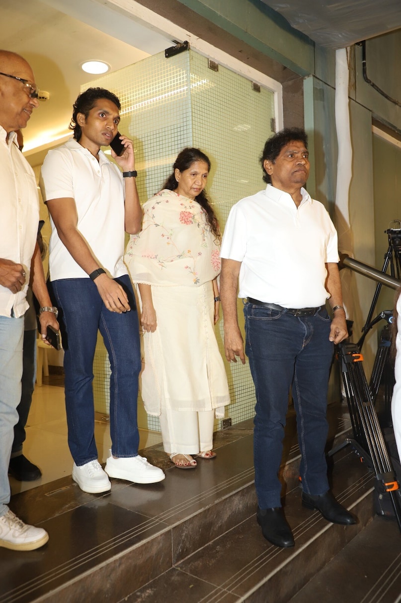 Satish Shah Prayer Meet: Rakesh Roshan, Shatrughan Sinha Among Celebs Who Attended Satish Shah Prayer Meet: Rakesh Roshan, Shatrughan Sinha Among Celebs Who Attended