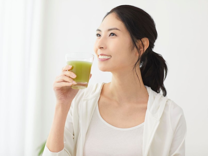 पचनासाठी उत्तम : दुधी भोपळ्यामध्ये फायबर भरपूर प्रमाणात असते, जे बद्धकोष्ठता आणि ॲसिडिटीपासून आराम देते. लिंबू पाचक रसांचा स्राव वाढवतो, ज्यामुळे अन्न लवकर आणि योग्यरित्या पचते. पचनासाठी उत्तम : दुधी भोपळ्यामध्ये फायबर भरपूर प्रमाणात असते, जे बद्धकोष्ठता आणि ॲसिडिटीपासून आराम देते. लिंबू पाचक रसांचा स्राव वाढवतो, ज्यामुळे अन्न लवकर आणि योग्यरित्या पचते.