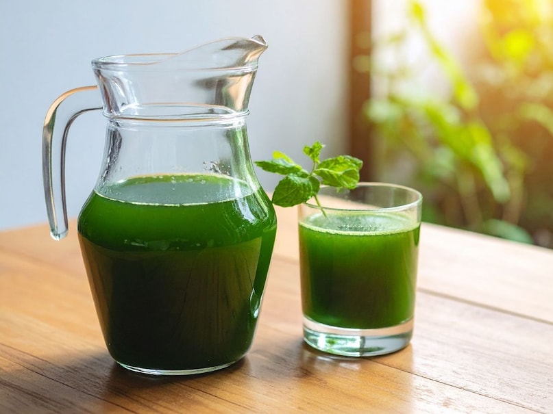 त्वचेसाठी फायदेशीर : लिंबामध्ये असलेले व्हिटॅमिन सी आणि दुधी भोपळ्याचा थंड प्रभाव त्वचेला आतून स्वच्छ आणि हायड्रेट ठेवतो. यामुळे मुरुमे, निस्तेजपणा आणि वांग यांपासून सुटका मिळण्यास मदत होते. त्वचेसाठी फायदेशीर : लिंबामध्ये असलेले व्हिटॅमिन सी आणि दुधी भोपळ्याचा थंड प्रभाव त्वचेला आतून स्वच्छ आणि हायड्रेट ठेवतो. यामुळे मुरुमे, निस्तेजपणा आणि वांग यांपासून सुटका मिळण्यास मदत होते.