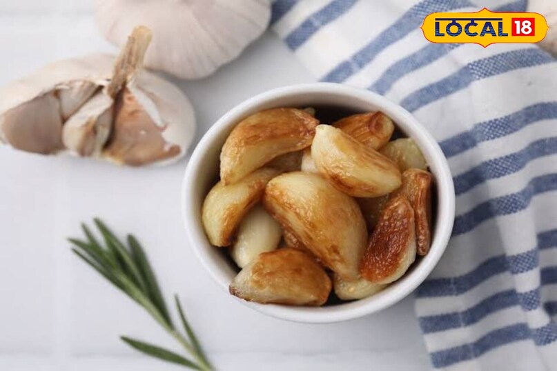 भाजलेला लसूण शरीरातील विषारी पदार्थ काढून टाकण्यास मदत करून शरीराला विषमुक्त करण्यास मदत करू शकतो. रिकाम्या पोटी ते खाल्ल्याने पचन सुधारते आणि यकृत निरोगी राहण्यास देखील मदत होते.