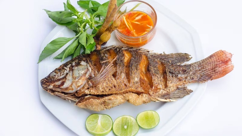 মূলা এবং মাছ একসঙ্গে খাওয়া এড়িয়ে চলুন: আয়ুর্বেদ মূলা এবং মাছ একসাথে খাওয়া কঠোরভাবে নিষিদ্ধ করেছে। এদের বৈশিষ্ট্য বিপরীত। মূলা শরীরে বাত (গ্যাস) বৃদ্ধি করে, অন্যদিকে মাছের গরম প্রভাব থাকে। এগুলো একসাথে খেলে ত্বকের সমস্যা, পিত্তের ভারসাম্যহীনতা এবং হজমের সমস্যা হতে পারে। যদি আপনি মাছ খান, তাহলে কমপক্ষে ৫ থেকে ৬ ঘণ্টা পর মূলা খান। মূলা এবং মাছ একসঙ্গে খাওয়া এড়িয়ে চলুন: আয়ুর্বেদ মূলা এবং মাছ একসাথে খাওয়া কঠোরভাবে নিষিদ্ধ করেছে। এদের বৈশিষ্ট্য বিপরীত। মূলা শরীরে বাত (গ্যাস) বৃদ্ধি করে, অন্যদিকে মাছের গরম প্রভাব থাকে। এগুলো একসাথে খেলে ত্বকের সমস্যা, পিত্তের ভারসাম্যহীনতা এবং হজমের সমস্যা হতে পারে। যদি আপনি মাছ খান, তাহলে কমপক্ষে ৫ থেকে ৬ ঘণ্টা পর মূলা খান।