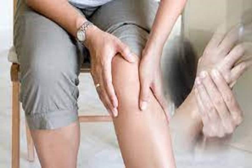 শরীরের সঠিক ওজন বজায় রাখা অত্যন্ত গুরুত্বপূর্ণ। অতিরিক্ত ওজন ইউরিক অ্যাসিড উৎপাদন বৃদ্ধি করে এবং এর নির্মূলকে বাধাগ্রস্ত করে, যার ফলে এই সম্পর্কিত অসুস্থতার ঝুঁকি বেড়ে যায়। কমপক্ষে ৩০ মিনিট ধরে হাঁটা বা যোগব্যায়ামের মতো দৈনিক শারীরিক কার্যকলাপ ইউরিক অ্যাসিডের মাত্রা নিয়ন্ত্রণে সাহায্য করতে পারে। শরীরের সঠিক ওজন বজায় রাখা অত্যন্ত গুরুত্বপূর্ণ। অতিরিক্ত ওজন ইউরিক অ্যাসিড উৎপাদন বৃদ্ধি করে এবং এর নির্মূলকে বাধাগ্রস্ত করে, যার ফলে এই সম্পর্কিত অসুস্থতার ঝুঁকি বেড়ে যায়। কমপক্ষে ৩০ মিনিট ধরে হাঁটা বা যোগব্যায়ামের মতো দৈনিক শারীরিক কার্যকলাপ ইউরিক অ্যাসিডের মাত্রা নিয়ন্ত্রণে সাহায্য করতে পারে।