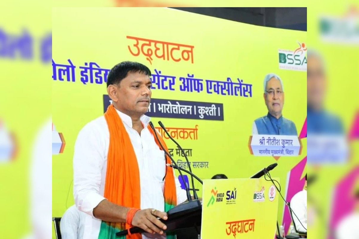 मंत्री जी का चुनावी 'सुर'! भोजपुरी गानों में गिना रहे काम, बता रहे 'बेईमान'