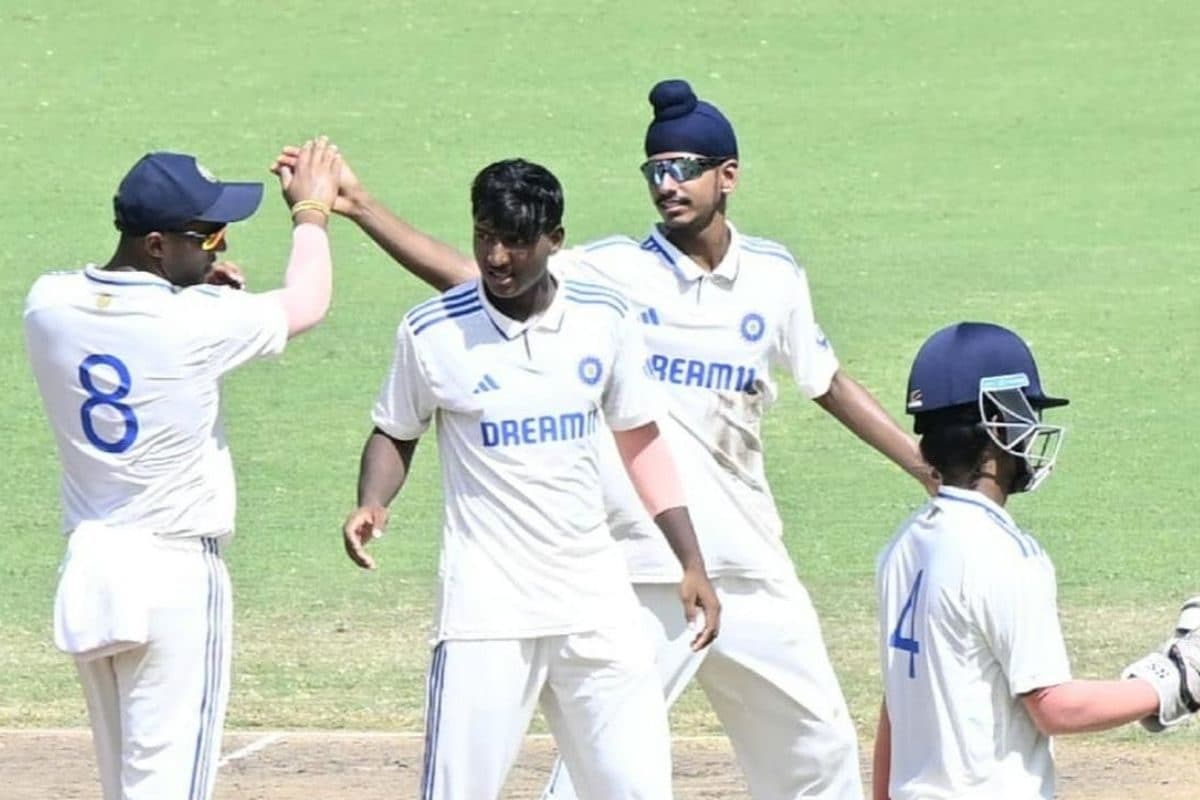 ऑस्ट्रेलिया को घर पर घुसकर मार रहे भारतीय युवा, महज 135 रन पर ढेर हुई टीम