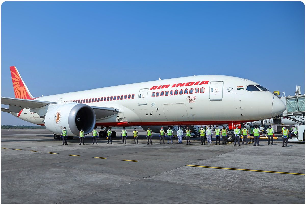 बिना लाइसेंस उड़ा रहे थे फ्लाइट! AI के 2 पायलट ग्राउंडेड DGCA पकड़ी लापरवाही