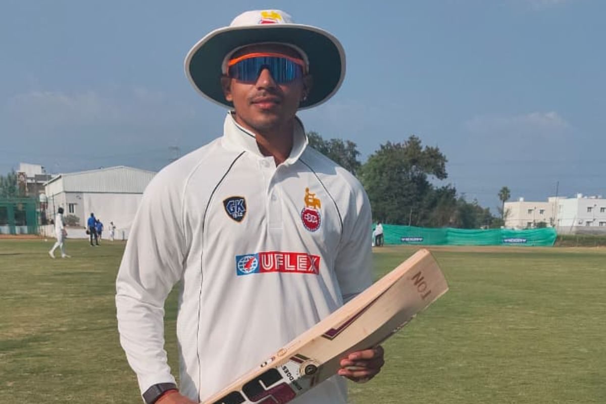 कौन हैं MBA स्टूडेंट आयुष दोसेजा, टूटा था विराट संग खेलने का सपना