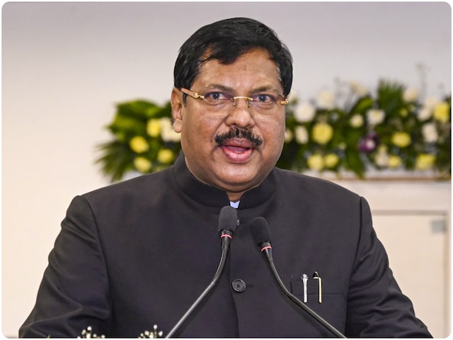CJI गवई ने दिखाया बड़ा दिल, जूता फेंकने की कोशिश करने वाले वकील को किया माफ CJI गवई ने दिखाया बड़ा दिल, जूता फेंकने की कोशिश करने वाले वकील को किया माफ