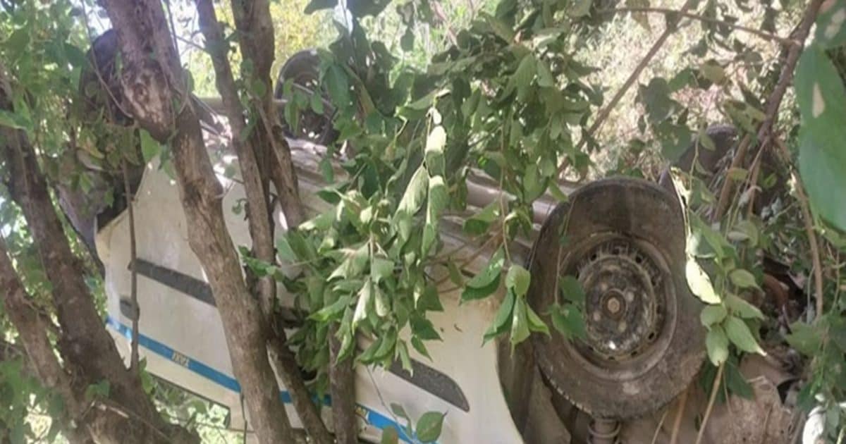 हिमाचल के चुराह में गहरी खाई में गिरी कार, शादी से लौट रहे तीन युवकों ...