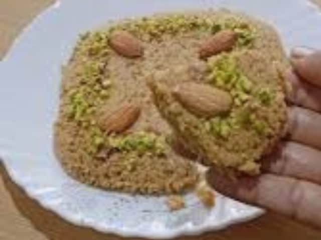 Amitabh Bachchan does not cut cake on his birthday, he sweetens his mouth with this Amitabh Bachchan does not cut cake on his birthday, he sweetens his mouth with this