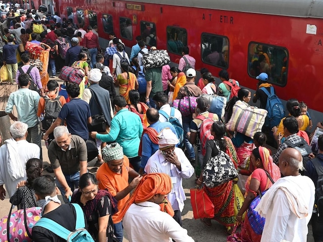 नासिक में दिवाली-छठ पर घर जाने वालों की उमड़ी भीड़, ट्रेन से कटकर 2 की मौत नासिक में दिवाली-छठ पर घर जाने वालों की उमड़ी भीड़, ट्रेन से कटकर 2 की मौत