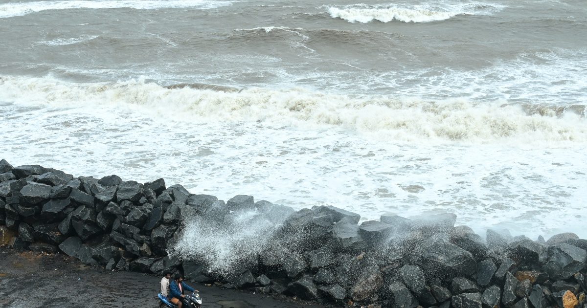 Explainer: कैसे इतना ताकतवर हो जाता है कोई तूफान कि सामने कुछ टिक नहीं पाता