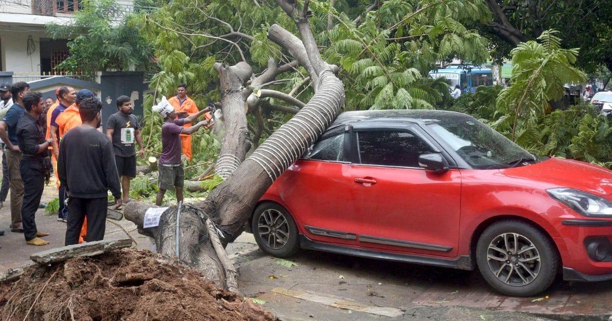 जिसका डर था वही हुआ, मोंथा तूफान ने मचाई तबाही, यूपी-बिहार तक में आफत का अलर्ट
