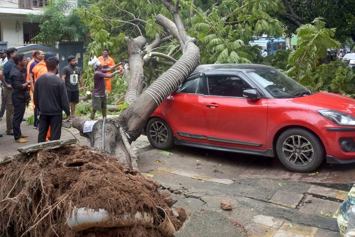 जिसका डर था वही हुआ मोंथा तूफान ने मचाई तबाही यूपी-बिहार तक में आफत का अलर्ट