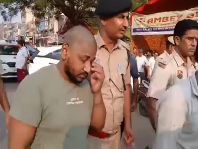 जिस होटल में की थी तोड़फोड़, उसी के सामने से गंजाकर बदमाशों का निकाला जुलूस जिस होटल में की थी तोड़फोड़, उसी के सामने से गंजाकर बदमाशों का निकाला जुलूस