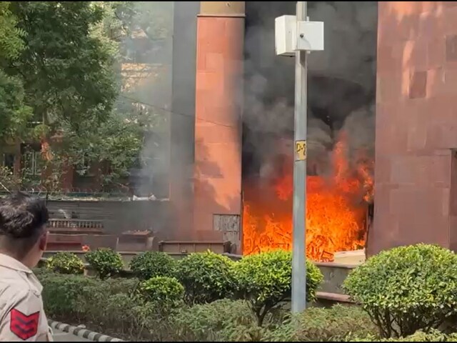 ब्रह्मपुत्र अपार्टमेंट में लगी भीषण आग, यहीं है राज्यसभा सांसदों का आवास