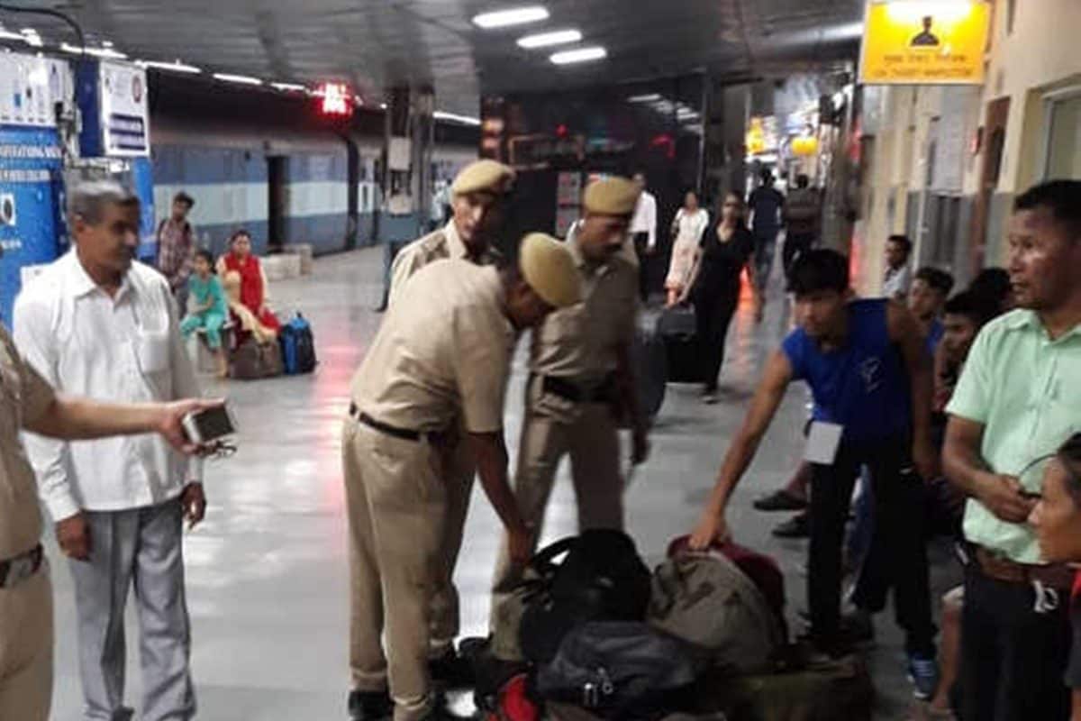 ट्रेन से दिल्ली जा रहा था युवक पूछा-बैग में क्या है तो देने लगा गोलमोल जवाब