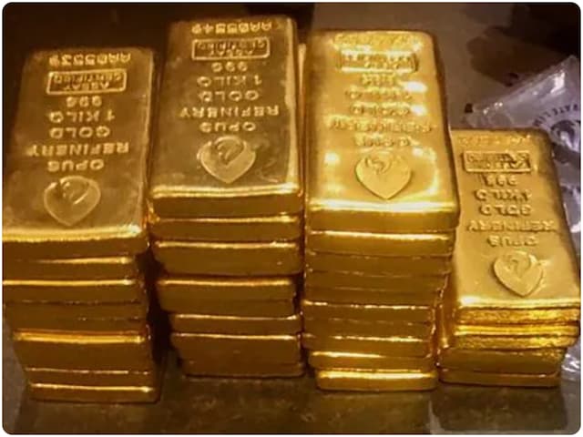 म्यांमार की महिला ने अंडरगार्मेंट में छिपा रखे थे सोने की छड़ें म्यांमार की महिला ने अंडरगार्मेंट में छिपा रखे थे सोने की छड़ें