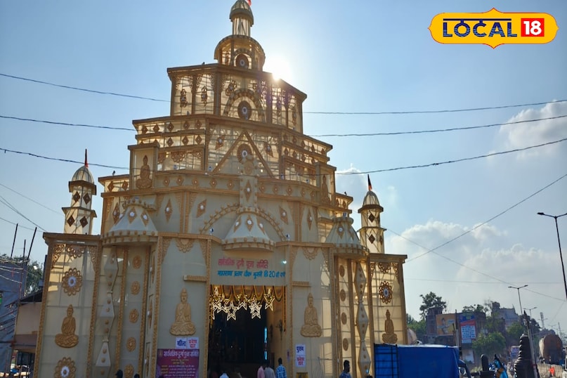 कोडरमा के महाराणा प्रताप चौक दुर्गा पूजा समिति अपने 20वें वर्ष पर भव्य पंडाल, अद्भुत रोशनी और मूविंग प्रतिमा के साथ धूमधाम से जश्न मना रही है। मंदिरनुमा पंडाल, बंगाल के कारीगरों द्वारा निर्मित मूर्ति और सजावट पर लाखों का खर्च किया गया है।