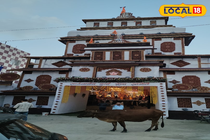 झुमरी तिलैया का अड्डी बंगला दुर्गा पूजा शताब्दी पार आस्था और परंपरा का प्रतीक है। 1924 से शुरू यह पूजा आज असम मंदिर की झलक वाले छह लाख की लागत से बने पंडाल और भव्य सजावट से खास है। संध्या आरती की गूंज, विशाल मैदान का मेला और हजारों श्रद्धालुओं की भीड़ इसे पूरे क्षेत्र का सबसे लोकप्रिय आयोजन बन रही है।