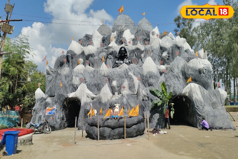 झुमरीतिलैया की मड़ुआटांड़ दुर्गा पूजा समिति 1970 से पारंपरिक पूजा आयोजित कर रही है। इस बार पंडाल बंगलौर के आदि योगी मंदिर की तर्ज पर पश्चिम बंगाल के कारीगरों द्वारा बनाया गया है। यहां लोगों को दुर्गा माता के पंडाल के भीतर 12 ज्योतिर्लिंग के भी दर्शन हो रहे हैं।