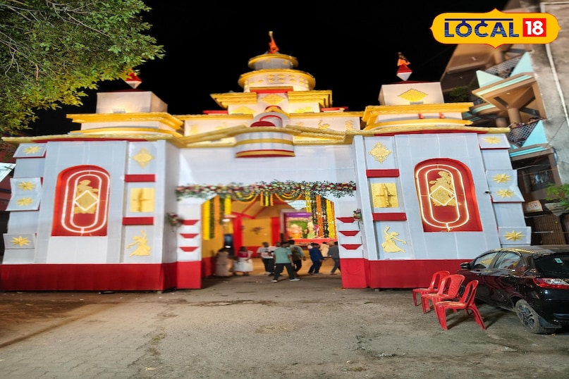 झुमरी तिलैया का गौरी शंकर मोहल्ला दुर्गा पूजा समिति पिछले 47 वर्षों से आस्था का केंद्र रहा है। 1978 में जोड़ा बेल की अद्भुत घटना से शुरू हुई यह परंपरा आज भी जारी है। इस वर्ष बंगाल मंदिर की तर्ज पर भव्य पंडाल और हजारीबाग के मूर्तिकार द्वारा निर्मित प्रतिमा में पूजा हो रही है। सुरक्षा हेतु सीसीटीवी और अग्निशामक यंत्र लगाए गए हैं।
