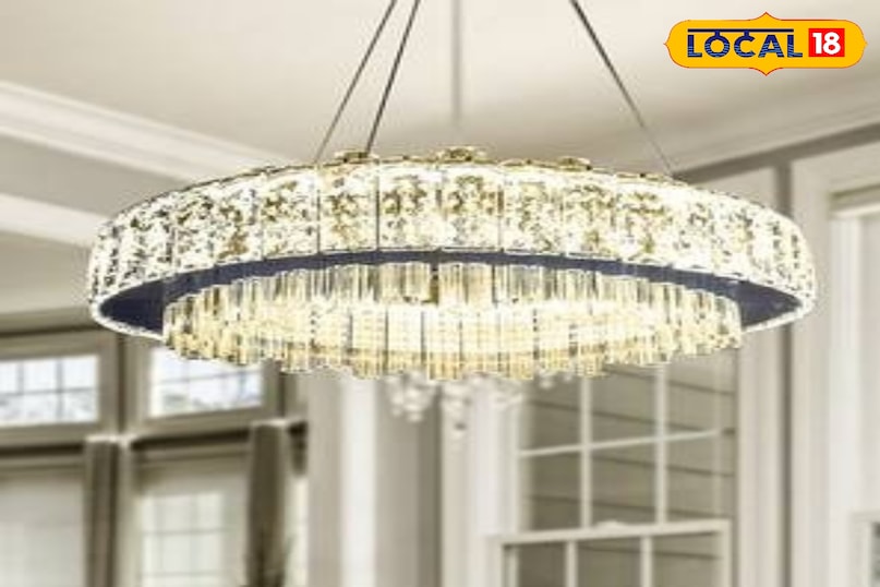 क्रिस्टल कांच से तैयार होते हैं ये झूमर 