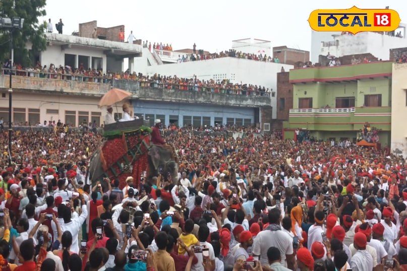 शाही ठाठ बाट से आते है महाराज