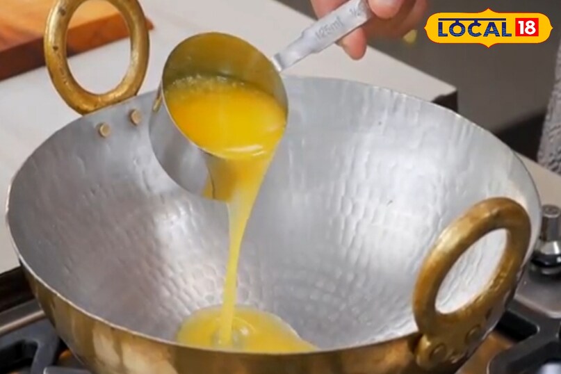 सूजी को छाने 