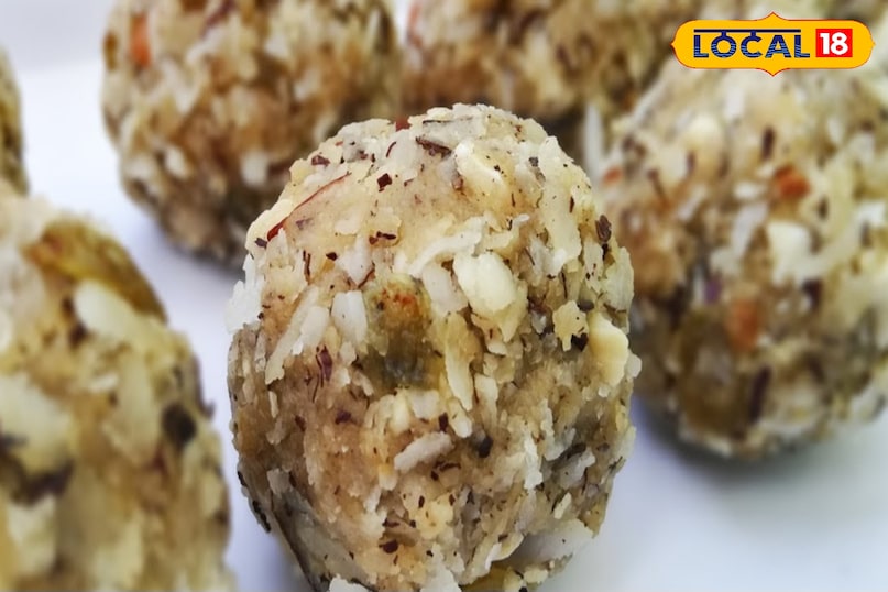 फेस्टिव सीजन में मिठाई की खुशबू घर-घर फैलती है, और ऐसे में नारियल-गुड़ के लड्डू एक बेहतरीन विकल्प हैं. यह पारंपरिक मिठाई हल्की, हेल्दी और स्वादिष्ट होती है. गुड़ की प्राकृतिक मिठास और नारियल की नर्मी मिलकर इसे खास बना देती है. खास बात यह है कि इन लड्डुओं में रिफाइंड चीनी की जगह गुड़ का इस्तेमाल होता है. जिससे यह ज्यादा पौष्टिक और पचने में आसान बनते हैं. त्योहारों पर जब घर आए मेहमानों को कुछ अलग और यादगार परोसना हो. तो नारियल-गुड़ के लड्डू सबसे अच्छा विकल्प साबित हो सकते हैं. इन्हें बनाना आसान है और यह लंबे समय तक ताजे भी रहते हैं.
