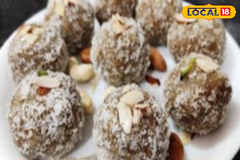 नारियल-गुड़ के लड्डू बनाने के लिए सबसे पहले ताज़ा कद्दूकस किया हुआ नारियल या फिर डेसिकेटेड कोकोनट ले लें. मिठास के लिए साफ़ और अच्छे क्वालिटी का गुड़ चाहिए होगा जिसे आसानी से पिघलाया जा सके. लड्डू को बांधने और स्वाद को रिच बनाने के लिए थोड़ा घी इस्तेमाल करेंगे. साथ ही, काजू, बादाम, पिस्ता और किशमिश जैसे ड्राय फ्रूट्स डालेंगे जिससे हर बाइट में क्रंच और स्वाद दोनों आए. खुशबू और स्वाद के लिए थोड़ा सा इलायची पाउडर. अगर आप चाहें तो हल्का-सा केसर डालकर भी इस रेसिपी को और खास बना सकते हैं. नारियल-गुड़ के लड्डू बनाने के लिए सबसे पहले ताज़ा कद्दूकस किया हुआ नारियल या फिर डेसिकेटेड कोकोनट ले लें. मिठास के लिए साफ़ और अच्छे क्वालिटी का गुड़ चाहिए होगा जिसे आसानी से पिघलाया जा सके. लड्डू को बांधने और स्वाद को रिच बनाने के लिए थोड़ा घी इस्तेमाल करेंगे. साथ ही, काजू, बादाम, पिस्ता और किशमिश जैसे ड्राय फ्रूट्स डालेंगे जिससे हर बाइट में क्रंच और स्वाद दोनों आए. खुशबू और स्वाद के लिए थोड़ा सा इलायची पाउडर. अगर आप चाहें तो हल्का-सा केसर डालकर भी इस रेसिपी को और खास बना सकते हैं.