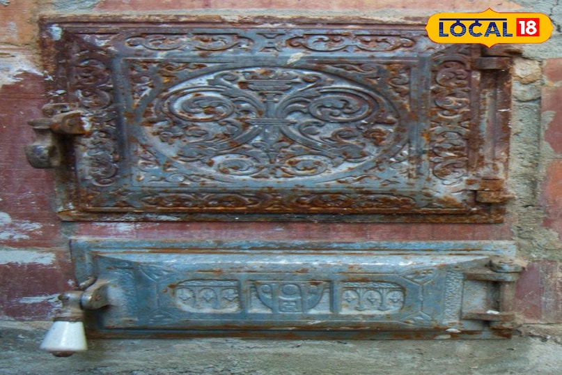 लोहे के दरवाजे और खिड़की से जंग हटाने का तीसरे उपाय में थोड़ा सा बेकिंग सोडा पानी में मिलाकर पेस्ट बना लें और जंग लगी जगह पर उसको लगा दे. इसे कुछ देर बाद ब्रश से रगड़ें, यह न केवल जंग हटाता है बल्कि आगे दोबारा लगने से भी बचाता है. लोहे के दरवाजे और खिड़की से जंग हटाने का तीसरे उपाय में थोड़ा सा बेकिंग सोडा पानी में मिलाकर पेस्ट बना लें और जंग लगी जगह पर उसको लगा दे. इसे कुछ देर बाद ब्रश से रगड़ें, यह न केवल जंग हटाता है बल्कि आगे दोबारा लगने से भी बचाता है.