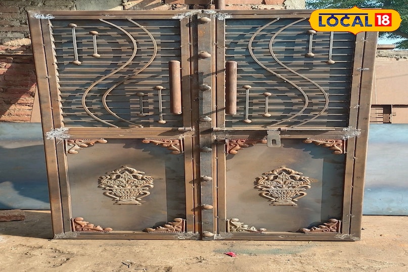 अगर दरवाजे और खिड़की में जंग मोटी परत में है तो इन सब उपायों के प्रयोग से पहले सैंडपेपर (रेतमार) से रगड़कर उसे थोड़ा हटा ले.इसके बाद ऊपर बताए गए किसी भी उपाय को अपनाएं.इससे आप का दरवाजा खिड़की नया जैसा दिखने लगेगा. अगर दरवाजे और खिड़की में जंग मोटी परत में है तो इन सब उपायों के प्रयोग से पहले सैंडपेपर (रेतमार) से रगड़कर उसे थोड़ा हटा ले.इसके बाद ऊपर बताए गए किसी भी उपाय को अपनाएं.इससे आप का दरवाजा खिड़की नया जैसा दिखने लगेगा.