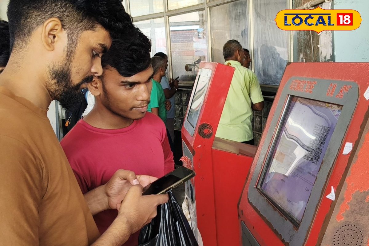 मुजफ्फरपुर जंक्शन पर लगी 8 ATVM मशीन, यात्रियों को लंबी लाइन से मिली मुक्ति