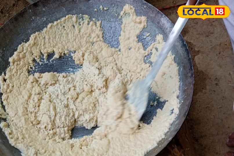 बता दे कि इस दुकान पर सुबह से लेकर देर शाम तक श्रद्धालुओं की पेड़ लेने और खाने की भीड़ लगी रहती है. कोई दर्शन के बाद प्रसाद के रूप में लेता है तो कोई घर लौटते समय अपने प्रियजनों के लिए पैक करवा लेता है.