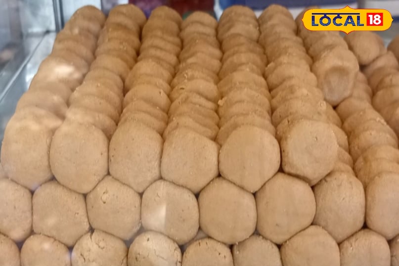 सत्यनारायण बताते हैं कि उनकी दुकान पर रोजाना करीब 15 से 20 किलो तक पेड़ा बिकता है, इसकी कीमत 500 रुपये प्रति किलो है, बावजूद इसके ग्राहक बिना मोलभाव के खुशी-खुशी खरीदते हैं.त्योहारी सीजन या रामनवमी, दीवाली, सावन जैसे महीनों में तो यह बिक्री दोगुनी हो जाती है.