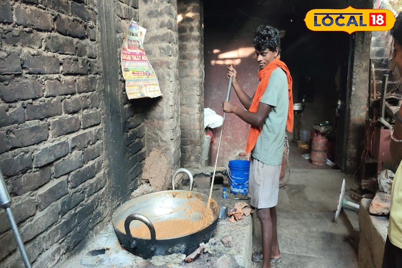 सहरसा के महिषी के श्री उग्रतारा स्थान में बना पेड़ा खास तौर पर प्रसिद्ध माना जाता है, मुकेश कुमार के इस दही और पेड़ा पूरे इलाके में प्रसिद्द है उनके इस प्रतिष्ठान से प्रतिदिन लगभग 50 किलो पेड़ा तैयार हो जाता है जो शाम होते ही पूरा पेड़ा सफाचट हो जाता है मुकेश के यहां का दही भी काफी प्रसिद्ध है। प्रतिदिन 150 लीटर दूध की खपत होती है. जिससे पेड़ा, दही, गुलाब जामुन सहित अन्य मिठाइयां तैयार होती हैं, क्योंकि यहां के पेड़े में शुद्ध खुआ इस्तेमाल किया जाता है,इस शुद्धता ने इस क्षेत्र के पेड़े को एक अलग पहचान दी है और लोगों का भरोसा भी मजबूत किया है.इस क्षेत्र के लोगों के बीच मुकेश कुमार को पेड़ा किंग के नाम से जाना जाता है सहरसा के महिषी के श्री उग्रतारा स्थान में बना पेड़ा खास तौर पर प्रसिद्ध माना जाता है, मुकेश कुमार के इस दही और पेड़ा पूरे इलाके में प्रसिद्द है उनके इस प्रतिष्ठान से प्रतिदिन लगभग 50 किलो पेड़ा तैयार हो जाता है जो शाम होते ही पूरा पेड़ा सफाचट हो जाता है मुकेश के यहां का दही भी काफी प्रसिद्ध है। प्रतिदिन 150 लीटर दूध की खपत होती है. जिससे पेड़ा, दही, गुलाब जामुन सहित अन्य मिठाइयां तैयार होती हैं, क्योंकि यहां के पेड़े में शुद्ध खुआ इस्तेमाल किया जाता है,इस शुद्धता ने इस क्षेत्र के पेड़े को एक अलग पहचान दी है और लोगों का भरोसा भी मजबूत किया है.इस क्षेत्र के लोगों के बीच मुकेश कुमार को पेड़ा किंग के नाम से जाना जाता है