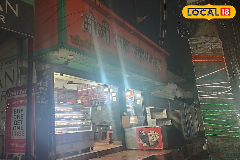 सहरसा जिले का सबसे पुराना और प्रतिष्ठित दही और पेड़ा का स्थल है डीबी रोड स्थित मोजी साह जलपान गृह जो जिला परिषद गेट के ठीक सामने स्थित है, यह प्रतिष्ठान जिले में अपनी शुद्धता और परंपरागत स्वाद के कारण बेहद लोकप्रिय है,यहां का दही और पेड़ा सहरसा के लोगों के बीच खास पहचान बन चुका है,मौजी साह बताते है कि मोजी साह जलपान गृह की सबसे बड़ी खासियत है यहां का दही, जो मिट्टी के बर्तनों में तैयार किया जाता है, इस पारंपरिक तरीके से बने दही का स्वाद और भी खास होता है, जो मुंह में जाते ही घुल जाता है,इसी तरह, यहां का पेड़ा भी बड़ा, मुलायम और स्वाद में बिल्कुल निराला होता है, वर्षों से लोग इस जगह पर दही और पेड़े का स्वाद लेने दूर-दराज से आते हैं,यह दुकान अपने ग्राहकों को हमेशा शुद्ध और ताजा उत्पाद उपलब्ध कराती है, यहां के कारीगर परंपरागत विधि से दही और पेड़ा तैयार करते हैं, जिससे इसका स्वाद और गुणवत्ता दोनों बनी रहती है, चाहे त्योहार हो, शादी समारोह या कोई खास मौका, मोजी साह जलपान गृह का दही और पेड़ा हर मौके को खास बना देता है,इस प्रतिष्ठान की लंबी उम्र और लगातार बनी लोकप्रियता यह दर्शाती है कि यहां की मिठाइयों में कोई समझौता नहीं होता, सहरसा में शुद्धता और स्वाद की तलाश हो तो मोजी साह जलपान गृह जरूर जाएं, जहां आपको पुराने ज़माने की मिठास का अनुभव मिलेगा, सहरसा जिले का सबसे पुराना और प्रतिष्ठित दही और पेड़ा का स्थल है डीबी रोड स्थित मोजी साह जलपान गृह जो जिला परिषद गेट के ठीक सामने स्थित है, यह प्रतिष्ठान जिले में अपनी शुद्धता और परंपरागत स्वाद के कारण बेहद लोकप्रिय है,यहां का दही और पेड़ा सहरसा के लोगों के बीच खास पहचान बन चुका है,मौजी साह बताते है कि मोजी साह जलपान गृह की सबसे बड़ी खासियत है यहां का दही, जो मिट्टी के बर्तनों में तैयार किया जाता है, इस पारंपरिक तरीके से बने दही का स्वाद और भी खास होता है, जो मुंह में जाते ही घुल जाता है,इसी तरह, यहां का पेड़ा भी बड़ा, मुलायम और स्वाद में बिल्कुल निराला होता है, वर्षों से लोग इस जगह पर दही और पेड़े का स्वाद लेने दूर-दराज से आते हैं,यह दुकान अपने ग्राहकों को हमेशा शुद्ध और ताजा उत्पाद उपलब्ध कराती है, यहां के कारीगर परंपरागत विधि से दही और पेड़ा तैयार करते हैं, जिससे इसका स्वाद और गुणवत्ता दोनों बनी रहती है, चाहे त्योहार हो, शादी समारोह या कोई खास मौका, मोजी साह जलपान गृह का दही और पेड़ा हर मौके को खास बना देता है,इस प्रतिष्ठान की लंबी उम्र और लगातार बनी लोकप्रियता यह दर्शाती है कि यहां की मिठाइयों में कोई समझौता नहीं होता, सहरसा में शुद्धता और स्वाद की तलाश हो तो मोजी साह जलपान गृह जरूर जाएं, जहां आपको पुराने ज़माने की मिठास का अनुभव मिलेगा,