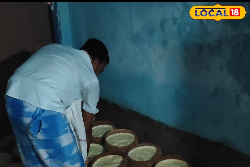 सहरसा जिले के सौरबाजार के रहने वाले पहलवान के नाम चर्चित हरेराम यादव छाछ दही तैयार करते हैं रामानंद दही भंडार में तैयार छाछ दही का डिमांड न केवल जिले भर में है बल्कि कई जिलों में होता है हरेराम के इस उद्योग में घी, पनीर, खुआ ,क्रीम, लस्सी ,दही और छाछ दही तैयार किया जाता है हरेराम इस छाछ दही को मिट्टी के बर्तन में तैयार करते हैं देसी अंदाज में तैयार छाछ दही लोगों को खूब पसंद आता है । खाने के बाद मजा आ जाता है और लोगों का मन गदगद हो जाता है । हरिराम कैसे दही भंडार में प्रतिदिन 200 किलो से अधिक छाछ दही सहित पनीर की बिक्री होती है अलग-अलग जगह से लोग आते हैं और खरीदारी करते हैं । अच्छी क्वालिटी और शुद्धता का ख्याल रखते हुए हरेराम छाछ दही को तैयार करते हैं। सहरसा जिले के सौरबाजार के रहने वाले पहलवान के नाम चर्चित हरेराम यादव छाछ दही तैयार करते हैं रामानंद दही भंडार में तैयार छाछ दही का डिमांड न केवल जिले भर में है बल्कि कई जिलों में होता है हरेराम के इस उद्योग में घी, पनीर, खुआ ,क्रीम, लस्सी ,दही और छाछ दही तैयार किया जाता है हरेराम इस छाछ दही को मिट्टी के बर्तन में तैयार करते हैं देसी अंदाज में तैयार छाछ दही लोगों को खूब पसंद आता है । खाने के बाद मजा आ जाता है और लोगों का मन गदगद हो जाता है । हरिराम कैसे दही भंडार में प्रतिदिन 200 किलो से अधिक छाछ दही सहित पनीर की बिक्री होती है अलग-अलग जगह से लोग आते हैं और खरीदारी करते हैं । अच्छी क्वालिटी और शुद्धता का ख्याल रखते हुए हरेराम छाछ दही को तैयार करते हैं।