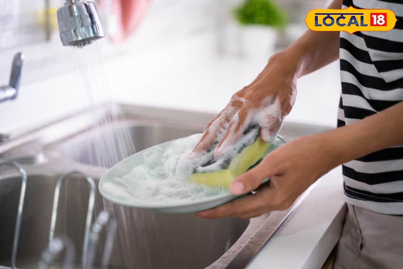 दिवाली की सफाई स्पेशल: इन 5 देसी ट्रिक्स से पुराने बर्तन चमकेंगे नए जैसे, घर आए मेहमान भी देंगे तारीफ! 