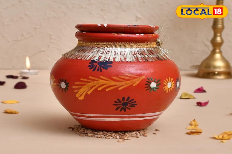 थाली में रखी मिट्टी का कलश 