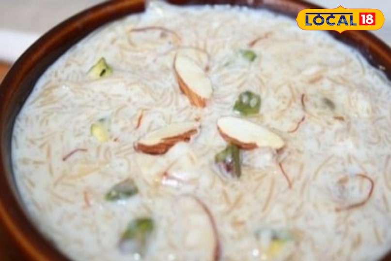 थाली में भोग के लिए राखी सेवई या अन्य मिठाई 