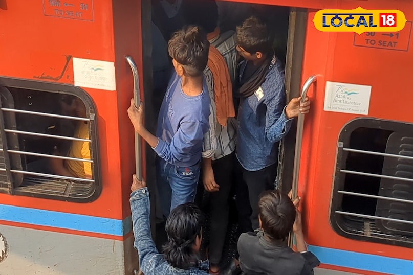 त्योहार के दौरान रेलवे स्टेशन पर भीड़ त्योहार के दौरान रेलवे स्टेशन पर भीड़